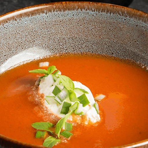 Paradeisersuppe mit Gin-Obers und Jungzwiebeln